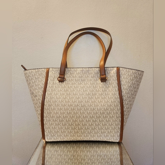 Michael Kors Cream and Tan Tote Bag - Picture 5 of 9